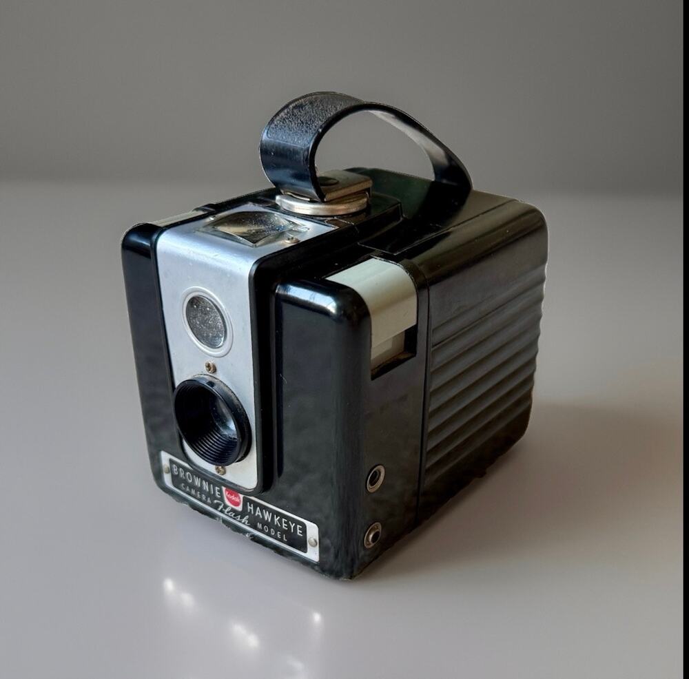 Vintage Kodak Brownie Hawkeye Camera Flash Model Box Camera Uses 620 Film